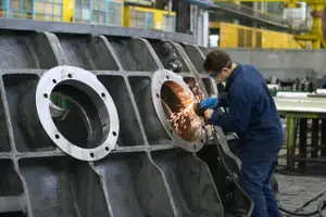 Ouvrier travaillant au sein d'un OEM (Original Equipment Manufacturer), contribuant à la fabrication de produits de qualité supérieure.